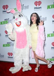 Charli XCX feet photo thumbnail
