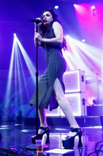 Charli XCX feet photo thumbnail