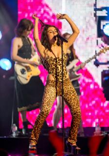 Charli XCX feet photo thumbnail