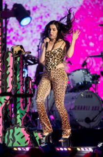 Charli XCX feet photo thumbnail