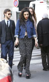 Charli XCX feet photo thumbnail