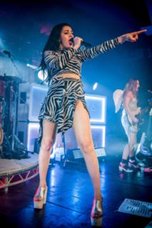 Charli XCX feet photo thumbnail