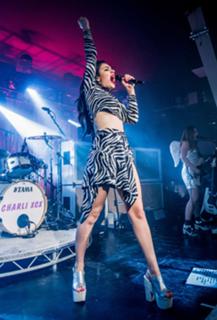 Charli XCX feet photo thumbnail