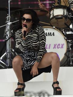 Charli XCX feet photo thumbnail