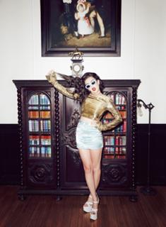 Charli XCX feet photo thumbnail