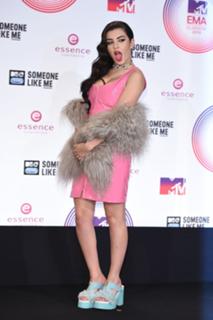 Charli XCX feet photo thumbnail