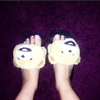 Charli XCX feet photo thumbnail