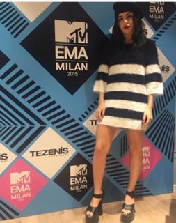 Charli XCX feet photo thumbnail