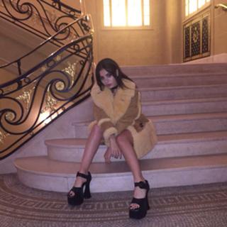 Charli XCX feet photo thumbnail