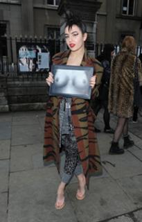 Charli XCX feet photo thumbnail
