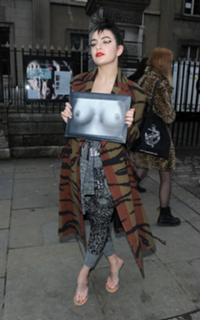 Charli XCX feet photo thumbnail