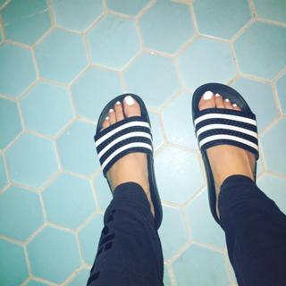 Charli XCX feet photo thumbnail