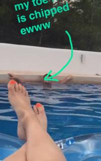 Charli XCX feet photo thumbnail