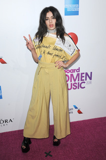 Charli XCX feet photo thumbnail