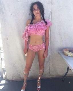 Charli XCX feet photo thumbnail