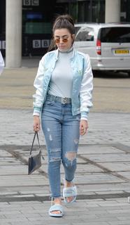 Charli XCX feet photo thumbnail
