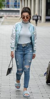 Charli XCX feet photo thumbnail