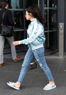 Charli XCX feet photo thumbnail