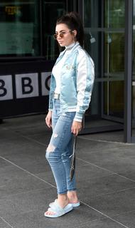 Charli XCX feet photo thumbnail