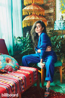 Charli XCX feet photo thumbnail