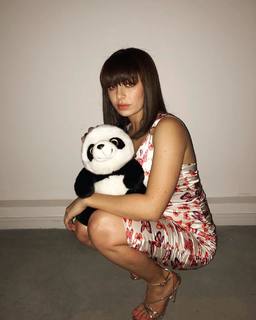 Charli XCX feet photo thumbnail