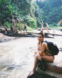 Charli XCX feet photo thumbnail