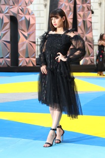 Charli XCX feet photo thumbnail