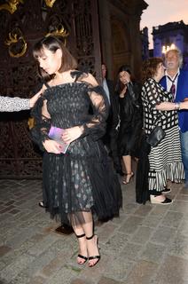 Charli XCX feet photo thumbnail