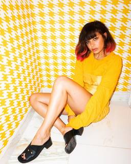 Charli XCX feet photo thumbnail