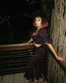 Charli XCX feet photo thumbnail
