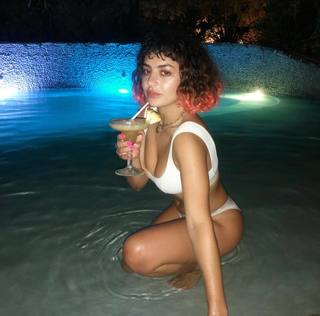 Charli XCX feet photo thumbnail