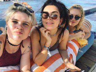 Charli XCX feet photo thumbnail
