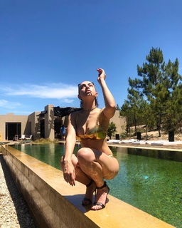 Charli XCX feet photo thumbnail