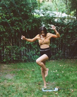 Charli XCX feet photo thumbnail