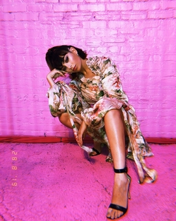 Charli XCX feet photo thumbnail