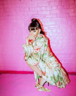 Charli XCX feet photo thumbnail
