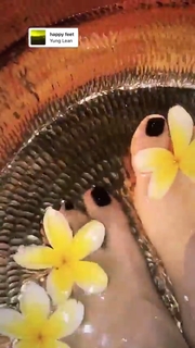 Charli XCX feet photo thumbnail