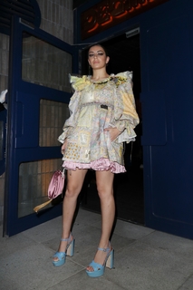 Charli XCX feet photo thumbnail