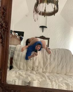 Charli XCX feet photo thumbnail