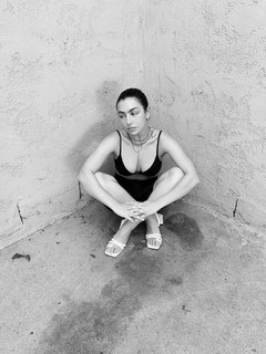 Charli XCX feet photo thumbnail