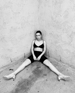 Charli XCX feet photo thumbnail