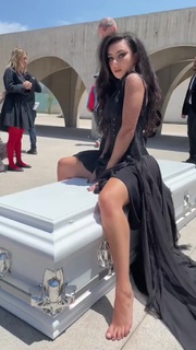 Charli XCX feet photo thumbnail