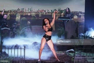Charli XCX feet photo thumbnail