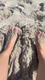 Charli XCX feet photo thumbnail