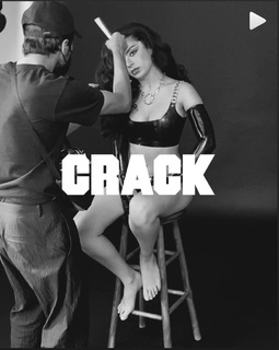 Charli XCX feet photo thumbnail
