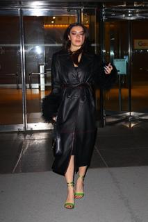 Charli XCX feet photo thumbnail