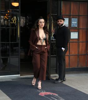 Charli XCX feet photo thumbnail