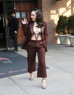 Charli XCX feet photo thumbnail