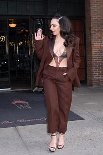 Charli XCX feet photo thumbnail