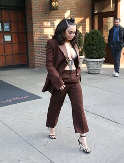 Charli XCX feet photo thumbnail